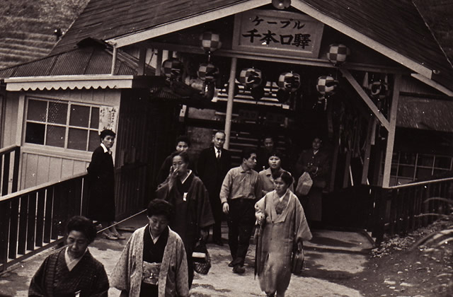 千本口駅から下りる人々